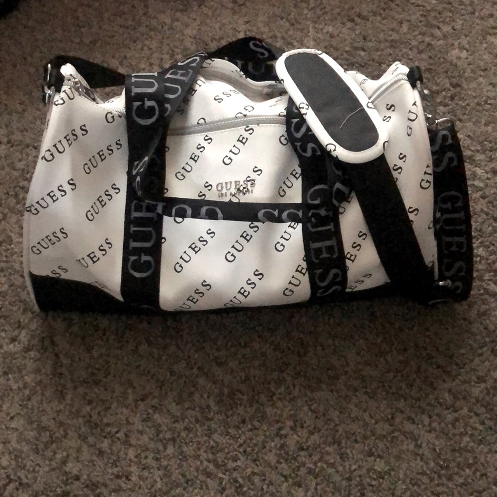 Black and White Guess Traveling Tote bag Great Condition